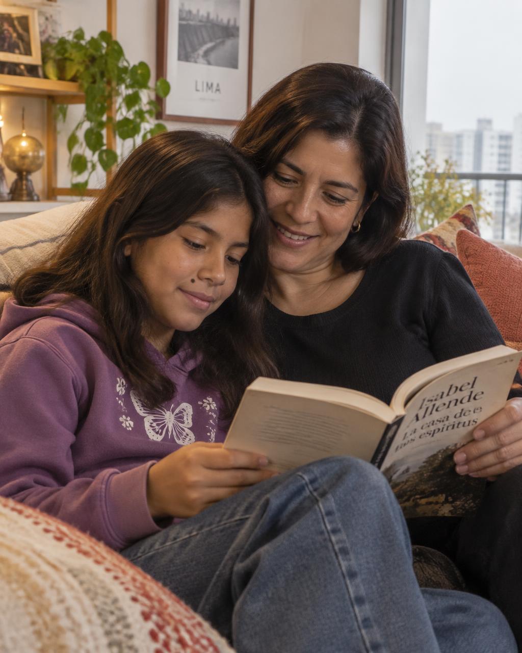 Mamá y su hija adolescente conversando en casa
